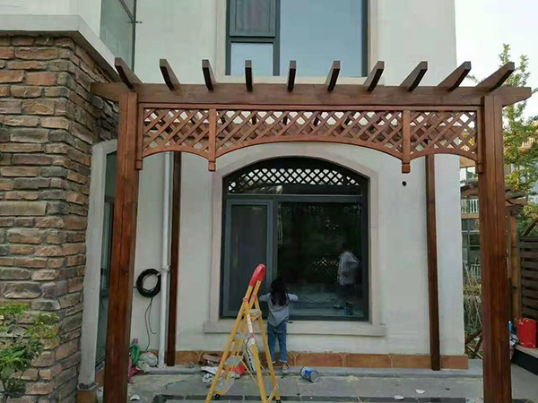如何有效避免防腐木花架變形問題